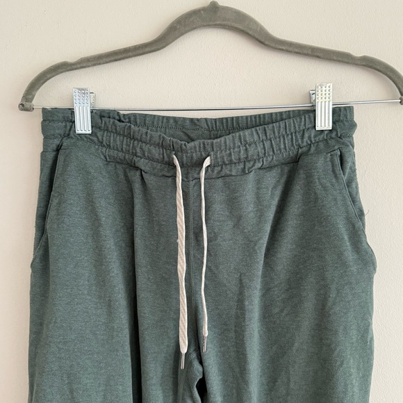 Vuori women’s Joggers - Picture 2 of 7